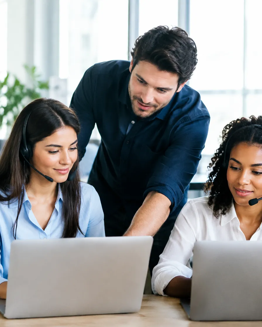 Team lead reviewing chat and email quality with non-voice agents