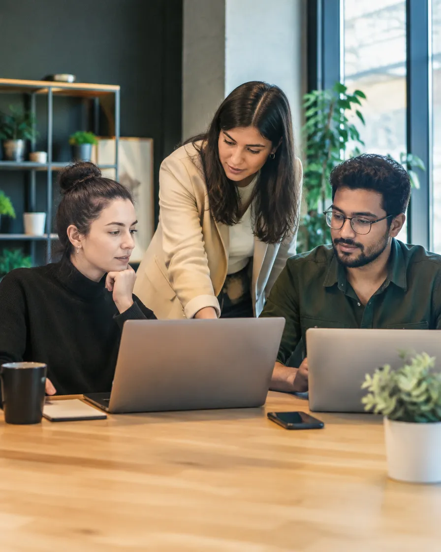 Social media team lead reviewing engagement results with agents